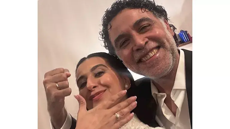 المخرج هاني خليفة مع خطيبته المنتجة رنا حسانين خلال حفل الخطوبة العائلي.