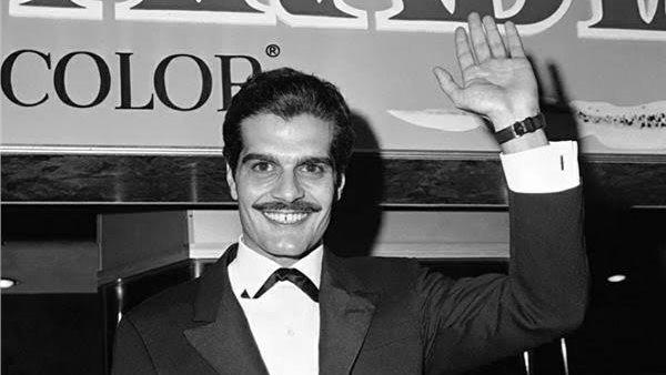 النجم الراحل عمر الشريف في لقطة تذكارية تظهر هدوئه وحكمته في التعامل مع الناس