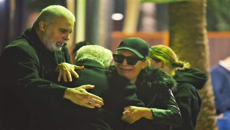 لمياء الأمير تنهار بالبكاء في عزاء شقيقها الفنان الراحل طارق الأمير