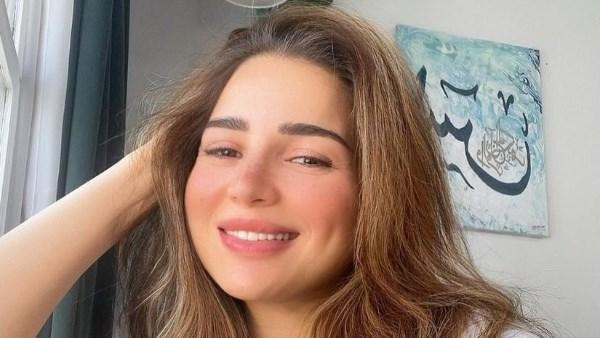 مي عز الدين تطلب الدعاء لوالدها خلال فترة دخوله المستشفى، وتستعد لماراثون رمضان 2026 بمسلسل جديد.