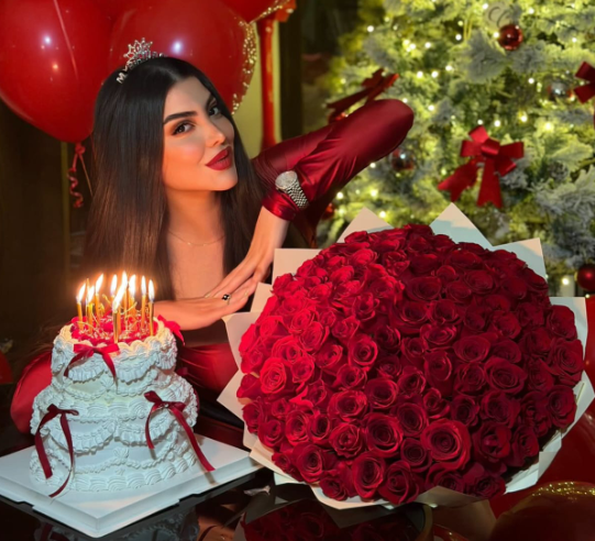 دعاء صلاح تحتفل بالكريسماس وسط شجرة مزينة بالورود والبالونات