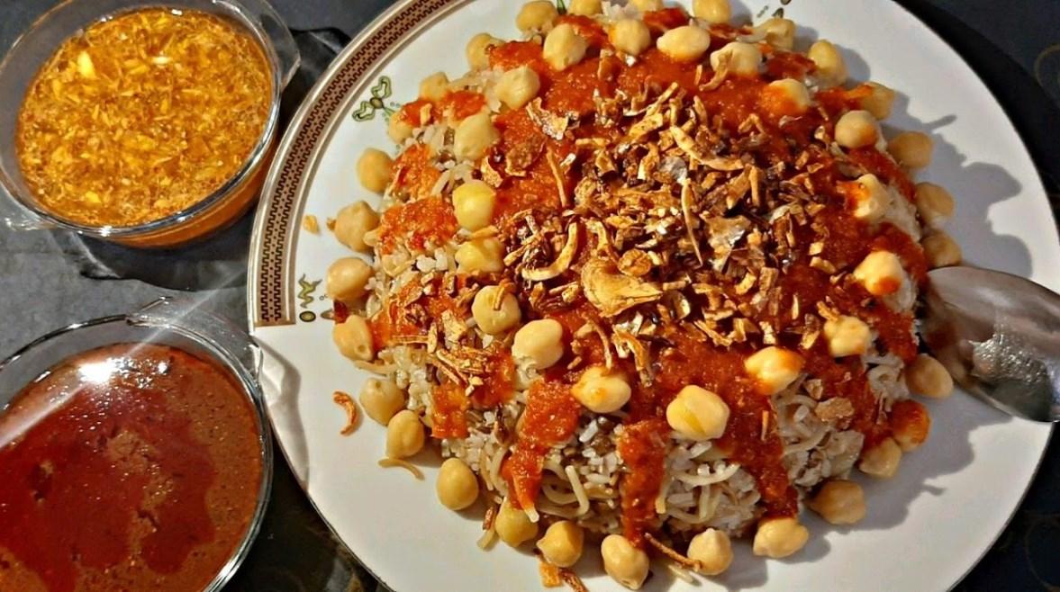 طبق الكشري المصري التقليدي غني بالخضروات والبقوليات.