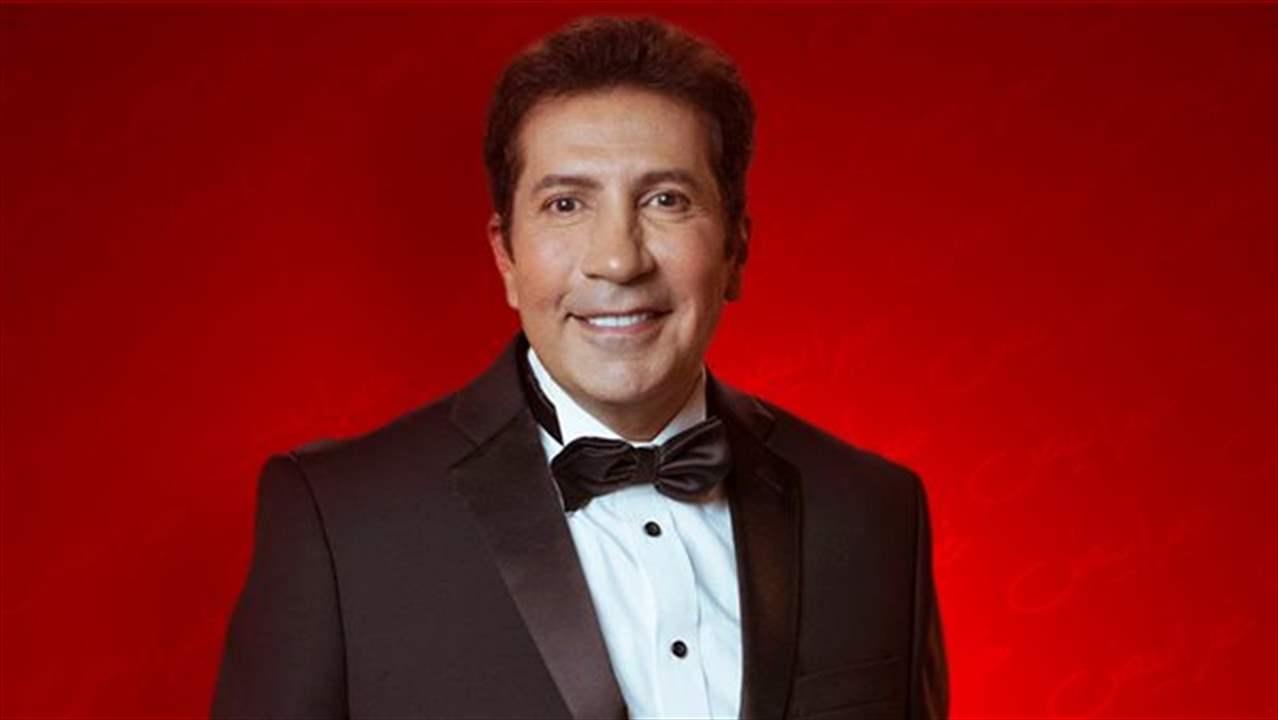 لحظة تكريم الفنان هاني رمزي في ختام مهرجان شرم الشيخ وإهدائه الجائزة لوالدته