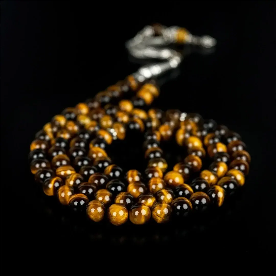 مسلم يصلي ويصحح اتجاه القبلة أثناء الصلاة