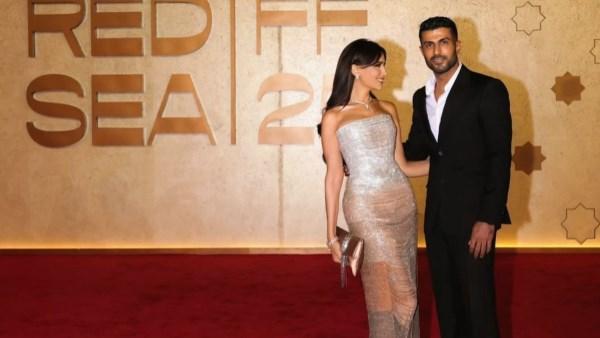 مي عمرو مع زوجها محمد سامي في مهرجان البحر الأحمر السينمائي، مرتدية إطلالة رومانسية جذابة