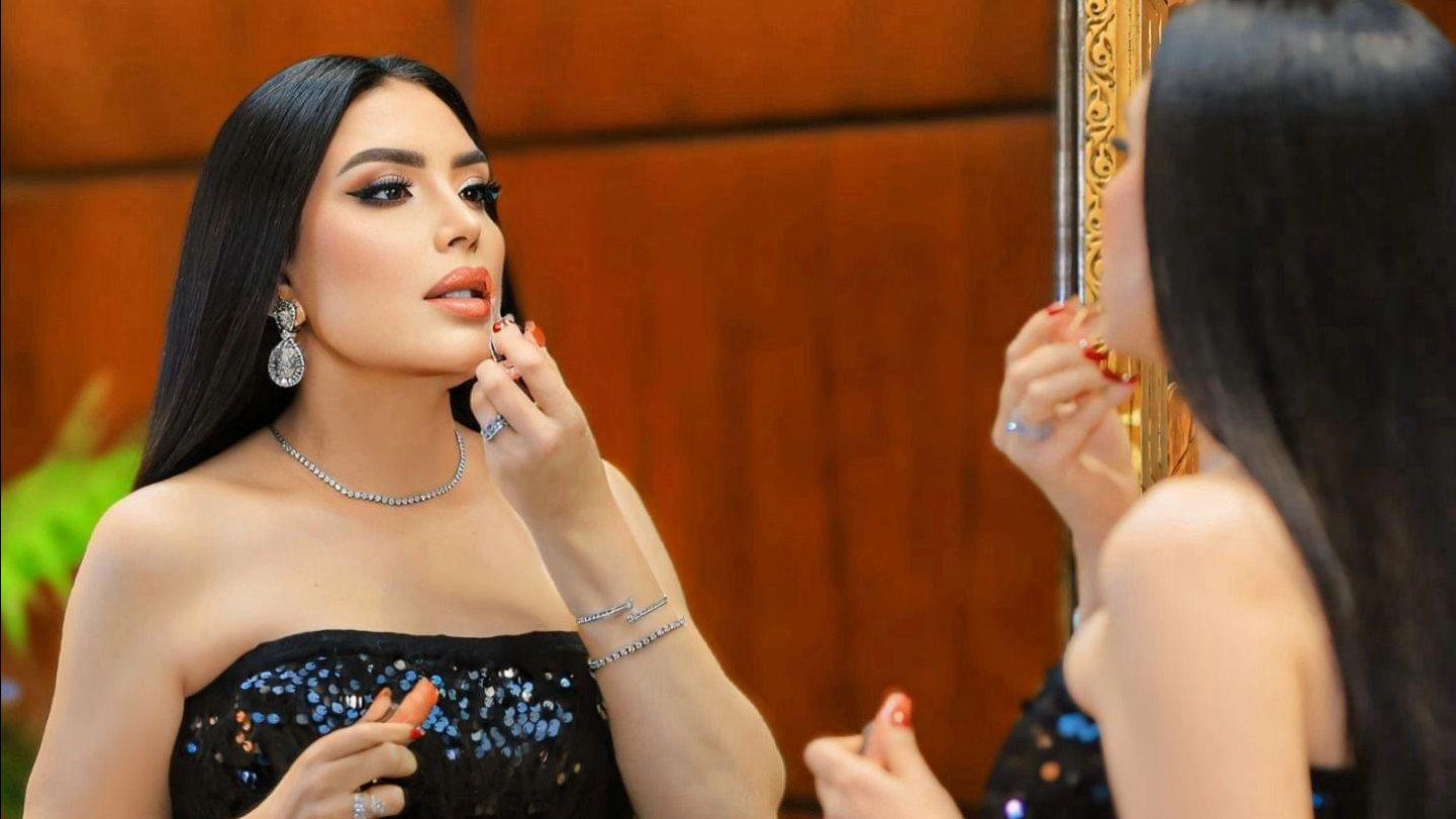 الفنانة عبير صبري بإطلالة زيتية أنيقة أثناء إعلان مشاركتها في مسلسل البخت رمضان 2026.
