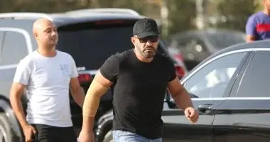 أحمد السقا ومحمد حماقي يقدمان واجب العزاء فى الماكيير محمد عبد الحميد