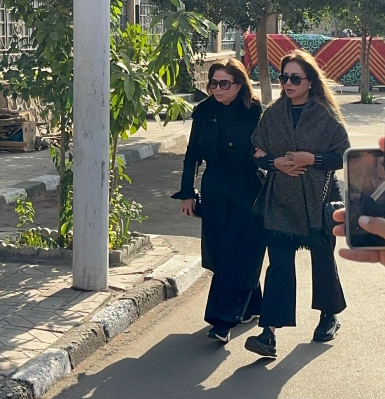 ليلى علوي وإلهام شاهين خلال جنازة المخرج الراحل داود عبد السيد
