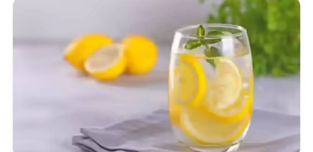 كوب ماء الليمون الفاتر في الشتاء