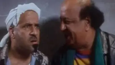 غريب محمود أثناء تأدية مشهد كوميدي على خشبة المسرح