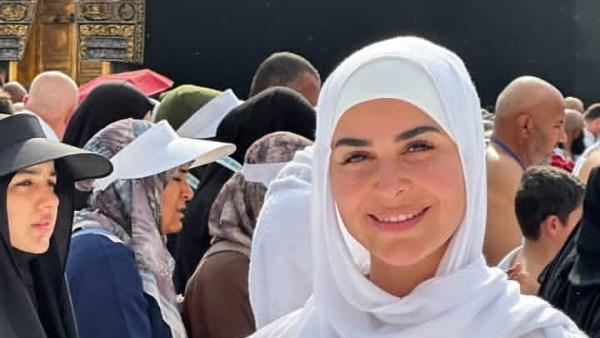 رانيا منصور أثناء أداء مناسك العمرة بإطلالة هادئة وروحانية