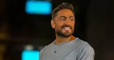 تامر حسني بعد أدائه الصلاة في أول ظهور له بعد الأزمة الصحية وسط دعوات محبيه
