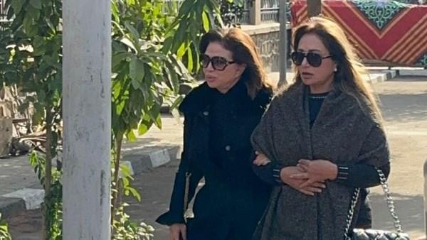 ليلى علوي وإلهام شاهين خلال جنازة المخرج داود عبد السيد
