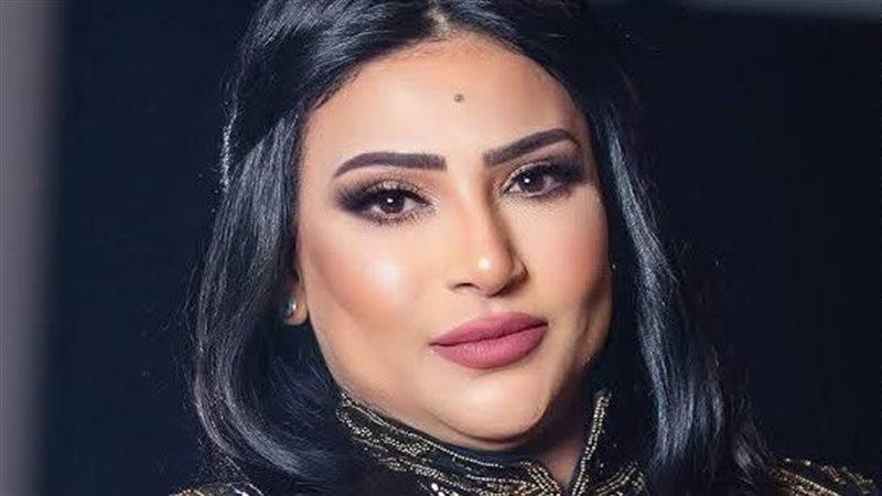 الفنانة بدرية طلبة أثناء تفاعلها مع الجمهور وتوضيح تفاصيل حملات التشهير.