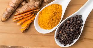 جذور الكركم الطازجة والفلفل الأسود