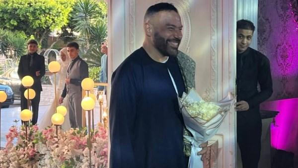 محمد خميس يحتفل بزفافه بالجلباب الصعيدي وسط أجواء احتفالية