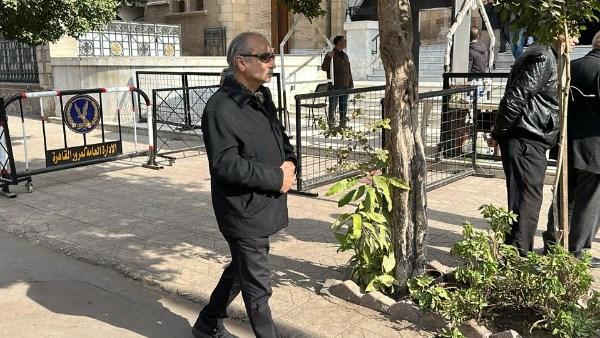 أحمد كمال يودع المخرج داوود عبد السيد في جنازته