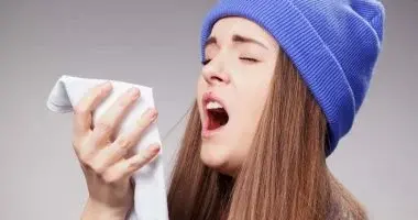 العطس المزمن والتحذيرات الطبية والوقاية داخل المنزل