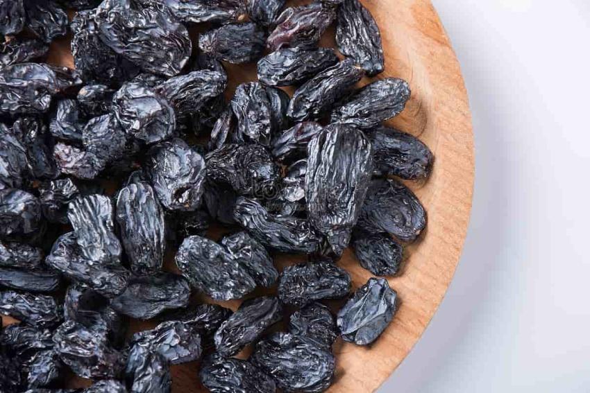 زبيب أسود منقوع في وعاء زجاجي