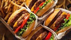 وجبات سريعة تحوي مستويات مرتفعة من مواد بلاستيكية