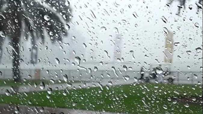 مسلم يؤدي الصلاة في المنزل أثناء هطول المطر