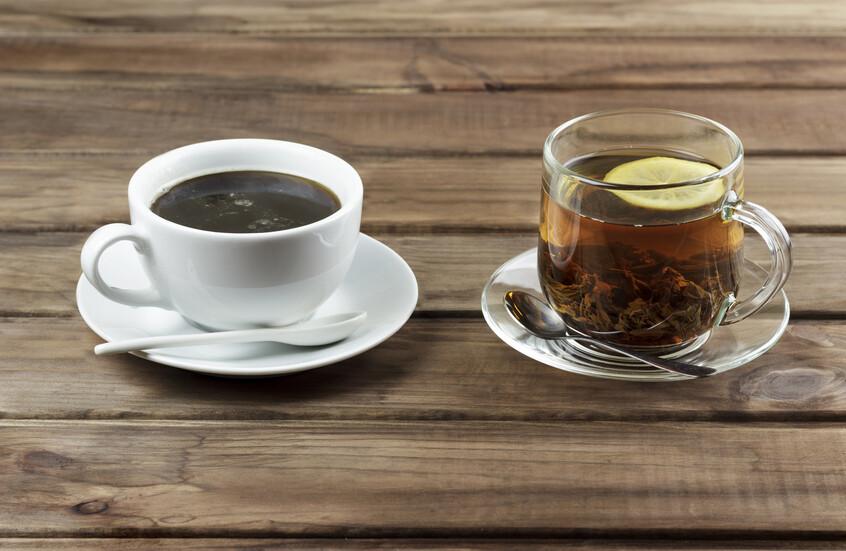 كوب شاي وقهوة وتأثيرهما المختلف على صحة العظام وكثافتها