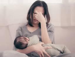 أم تحتضن طفلها خلال فترة الرضاعة في دراسة حول تأثير مضادات الاكتئاب.