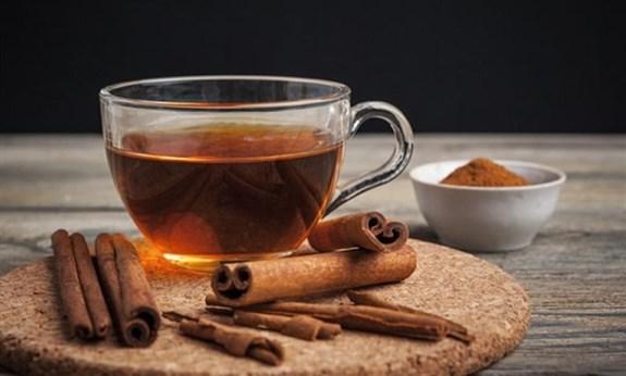 كوب ماء مع شرائح الليمون والزنجبيل والنعناع لتعزيز الهضم وصحة الأمعاء