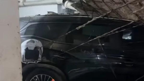 سيارة محطمة تحت أنقاض انهيار سقف جراج في الجيزة بعد سقوط أجزاء خرسانية بشكل مفاجئ.