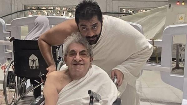 أحمد فلوكس يرافق والده فاروق فلوكس داخل المسجد الحرام لأداء مناسك العمرة