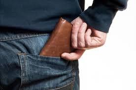 أضرار المحفظة في الجيب الخلفي على أسفل الظهر