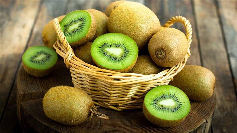 فاكهة كيوي طازجة ضمن مجموعة من الفواكه الغنية بفيتامين سي