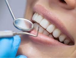 دكتور أشرف درويش أثناء إجراء عملية جراحية للفم والأسنان