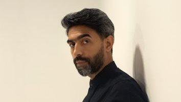 عمرو عابد خلال تصوير فيلمه القصير "الحفرة" وعمله على مسلسله الجديد