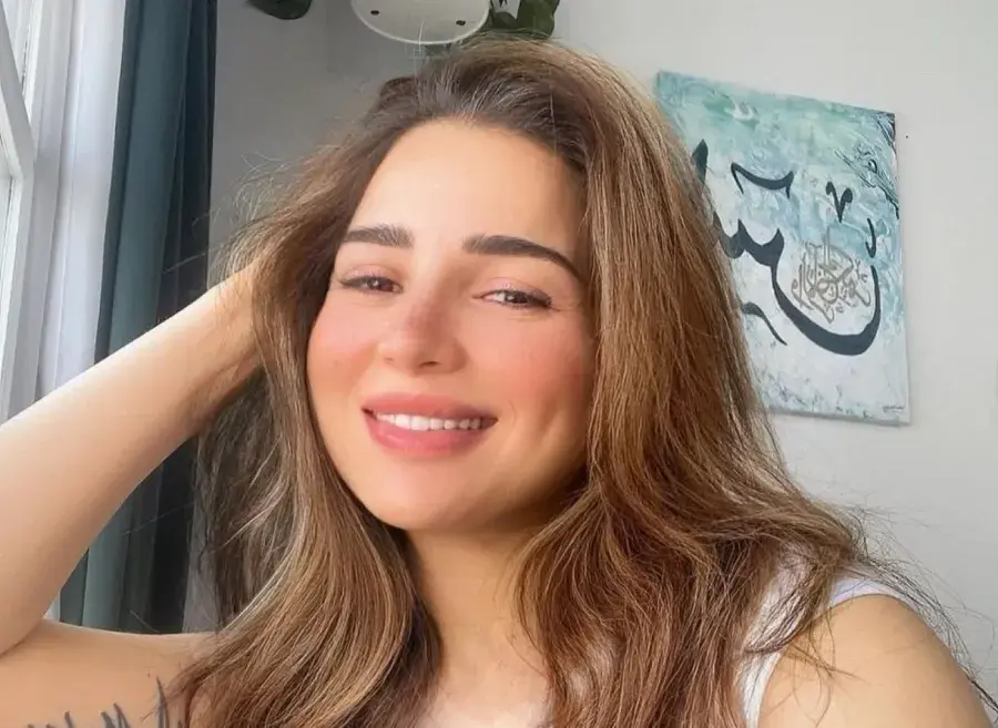 مي عز الدين تضحك وتشارك جمهورها تعليقًا طريفًا عن زواجها من دكتور تغذية