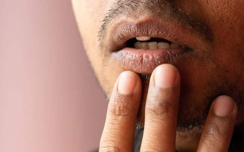 جفاف الفم المستمر وأسبابه الصحية