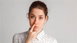 حك الأنف بالأصابع وتأثيره الصحي