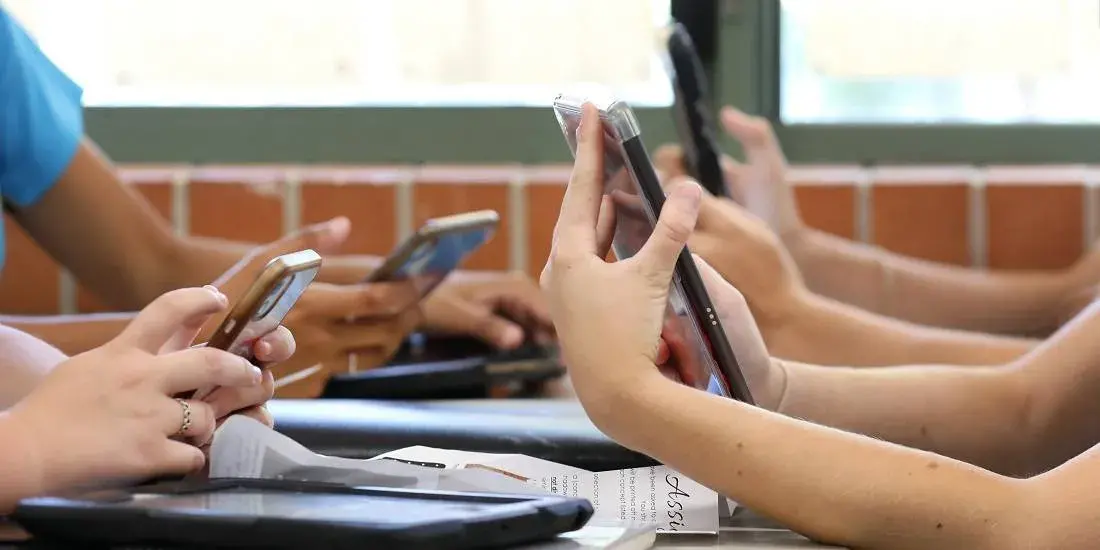 تأثير تطبيقات التواصل الاجتماعي على انتباه المراهقين