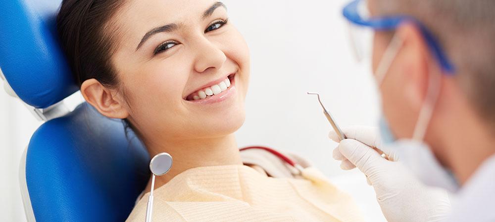 دكتور أشرف درويش أثناء تقديم علاج أسنان متكامل في البحيرة