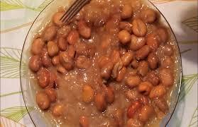 طبق فول مدمس مصري يعكس التراث الغذائي المحلي.