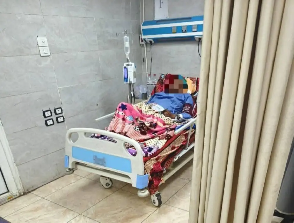 سيدة تتلقى العلاج بعد لدغة ثعبان سام في المستشفى.