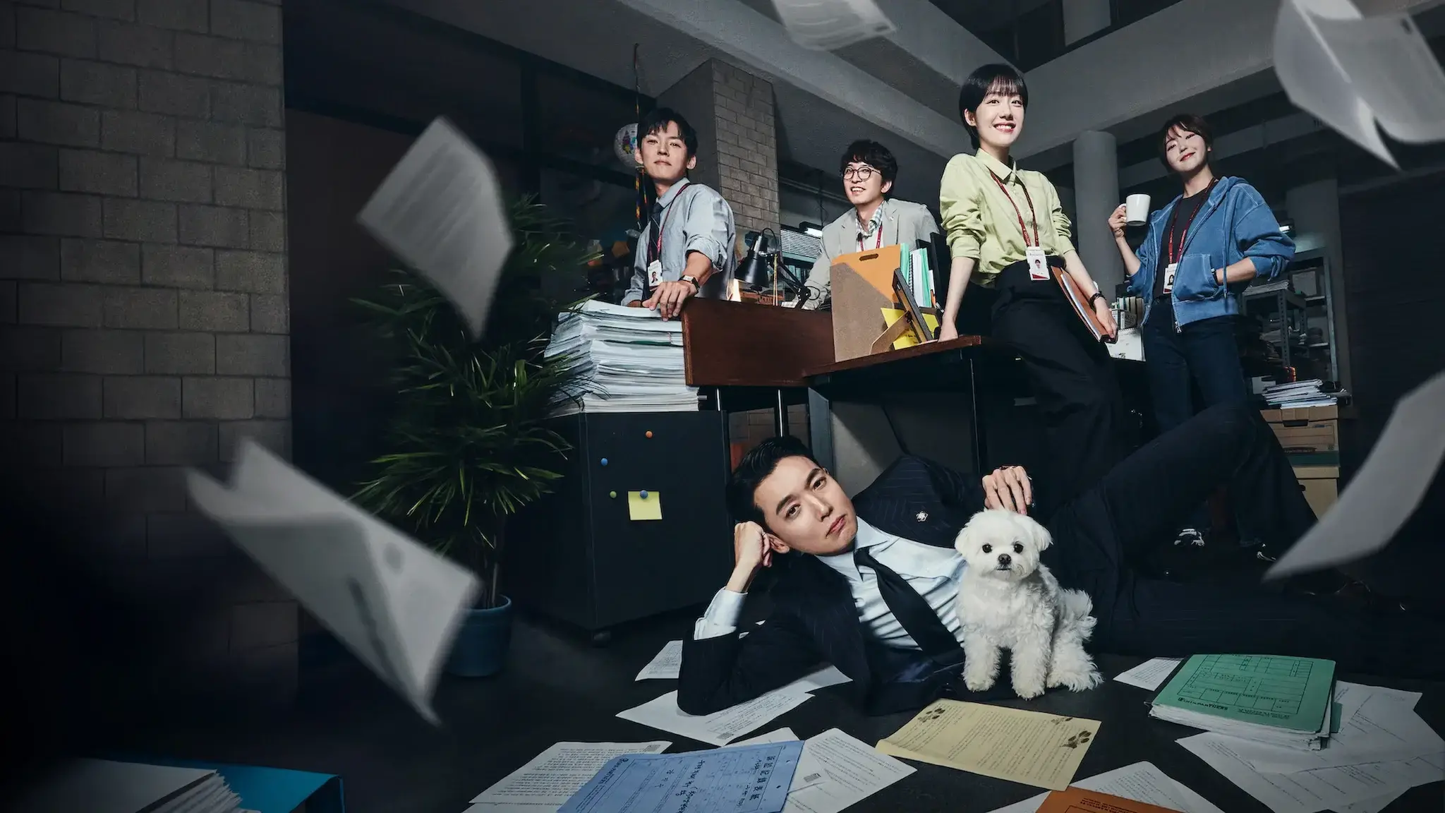 «كانغ ديفيد وبارك غي بيوم يناقشان قضية في مكتب Pro Bono، رمزًا للعدالة، التعاون، والتفاني الأخلاقي».