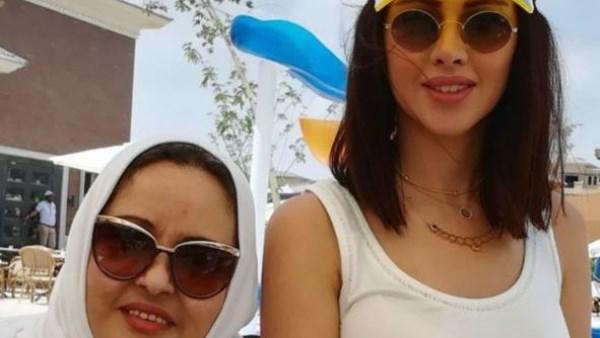 صورة ياسمين رئيس من أرشيف الذكريات تجمعها بوالدتها الراحلة، مع تعليق مؤثر على إنستجرام.