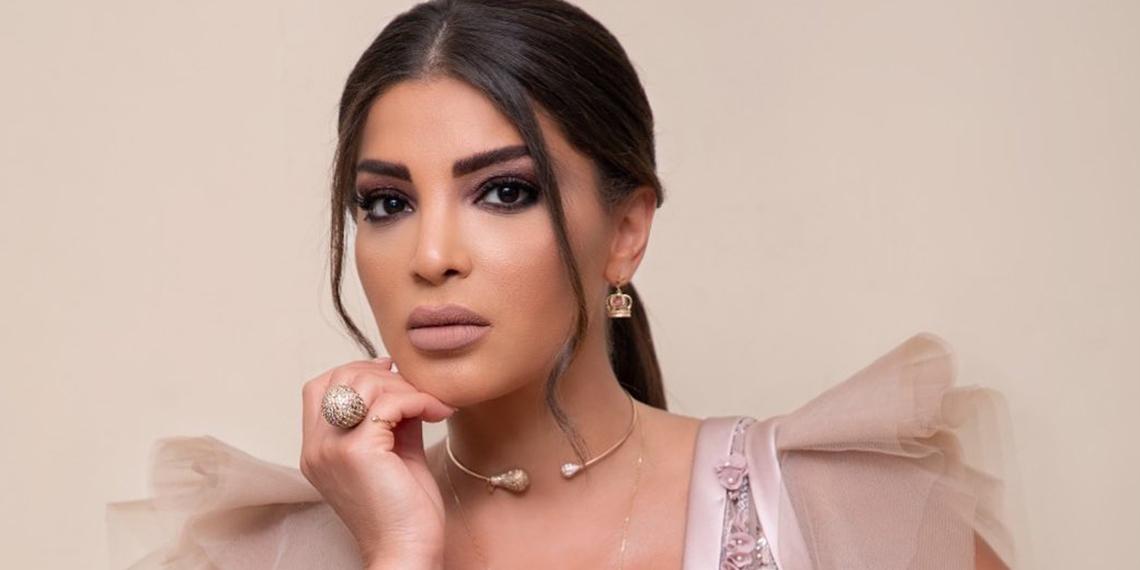 دينا حايك في كليب أغنية “برواز كبير” بإطلالات عصرية وألوان نابضة بالحياة