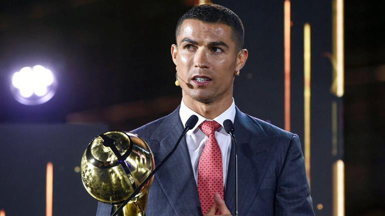 كريستيانو رونالدو يتسلم جائزة جلوب سوكر 2025