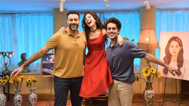 صورة من فيلم «ولنا في الخيال.. حب» تجمع أبطال العمل في مشهد رومانسي درامي.