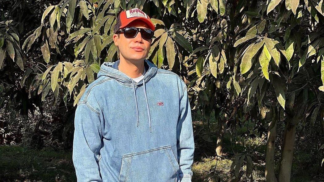 محمد إمام مع المخرجة شيرين عادل من كواليس مسلسل «الكينج