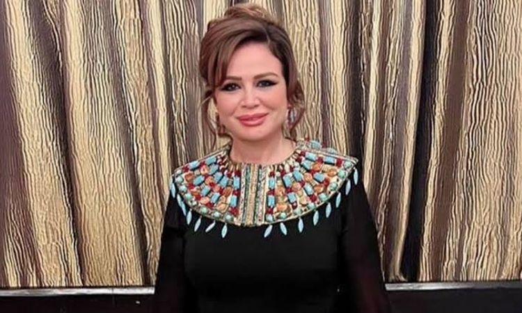 الفنانة إلهام شاهين خلال تكريمها في مهرجان شرم الشيخ الدولي للمسرح الشبابي