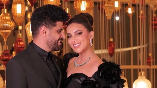 حمدي الميرغني وزوجته إسراء عبدالفتاح في صورة رومانسية بمناسبة عيد الحب، يظهران بابتسامة وسعادة واضحة.