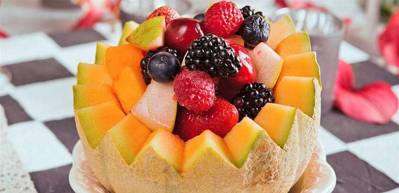 عبوة فواكه جاهزة تضم عنبًا وتوتًا داخل متجر بريطاني